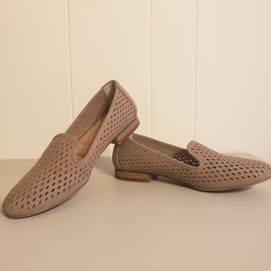 Me Too Womens Yale Leather Slip On Fashion Loafers